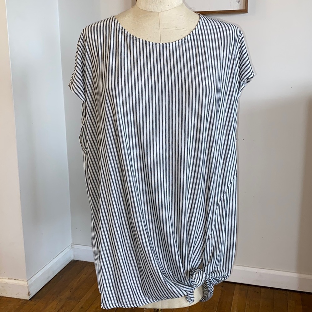 Max Studio 3X top with black vertical stripes